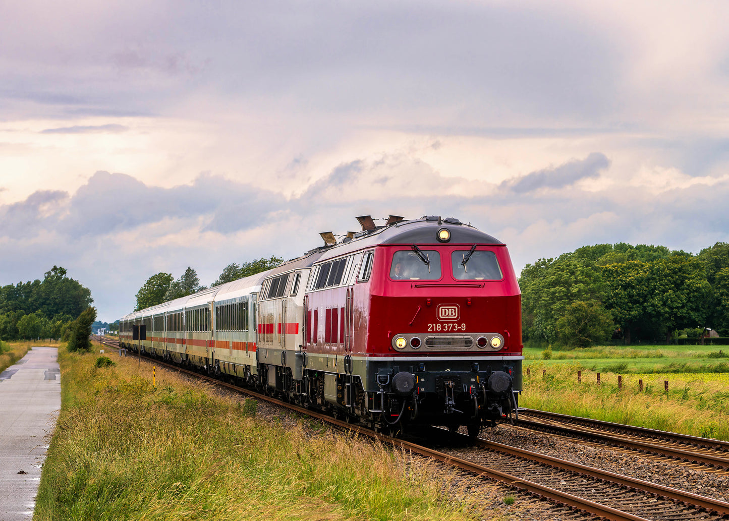 DB 218 373 und 218 341 mit IC-zug