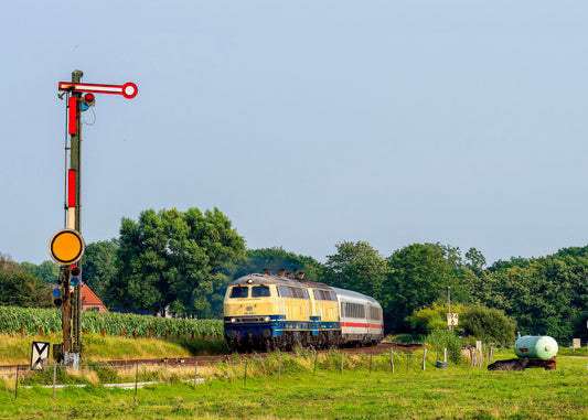 RP 218 490 und 218 480 mit dem letzten InterCity-Zug des Tages