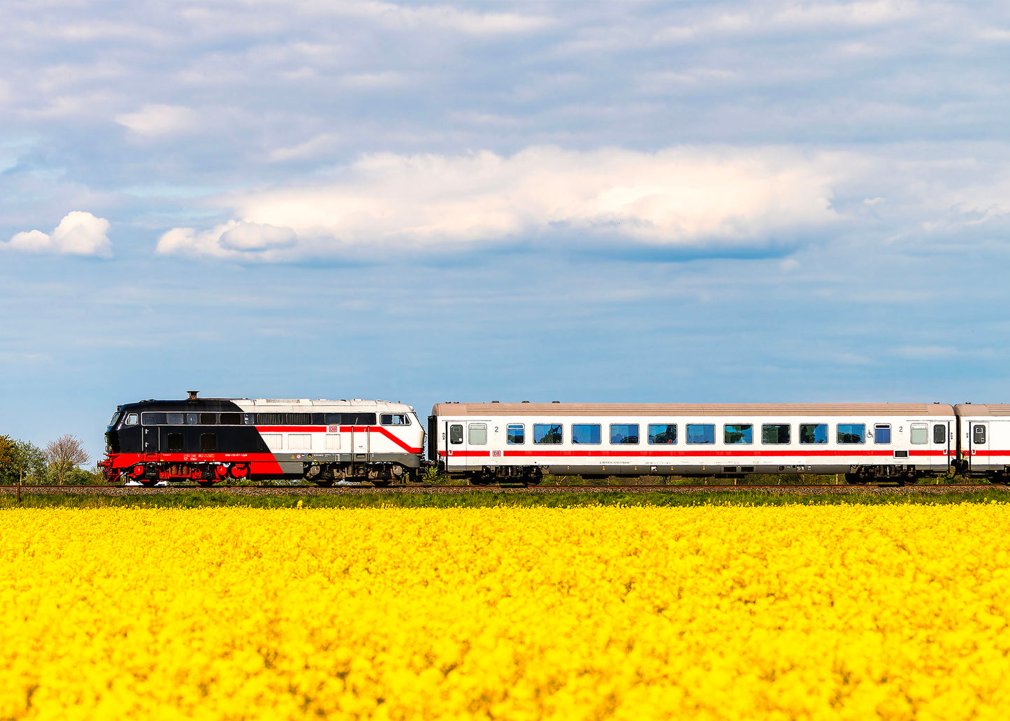 DB 218 497 mit IC-Zug bei Lehnshallig