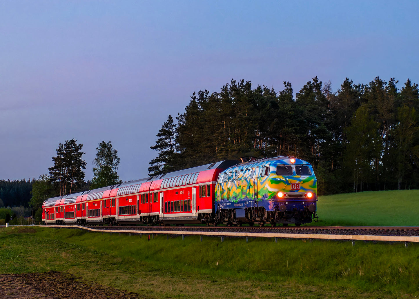 DB 218 443 mit Regionalzug  2