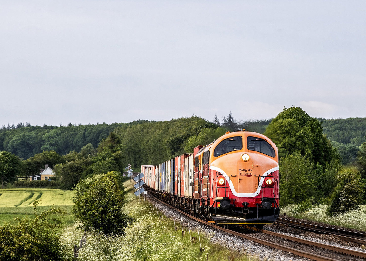 MY 28 „Victoria“ und MX 26 „Tørfisken“ mit Containerzug
