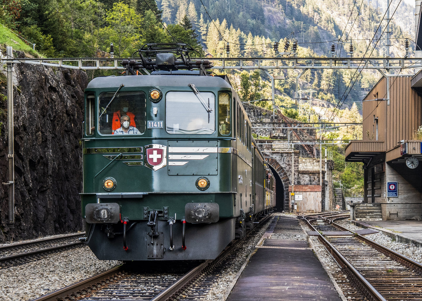 SBB Historic Ae 6/6 11411 mit Ausflugszug