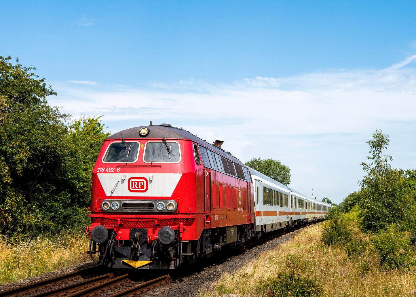 RP 218 402 mit InterCity Zug in Großenbrode